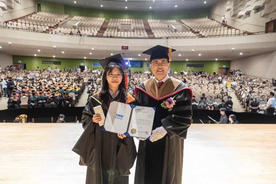 [2025 이주영/장태순 우수학술연구상 수상(졸업식 with 총장님)]